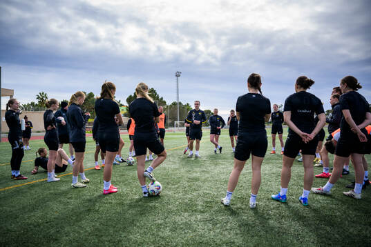 Spelarna samlas runt tränare Ismet Tursic