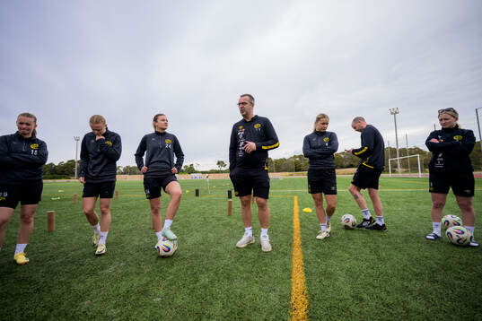 Spelarna samlas runt tränare Ismet Tursic