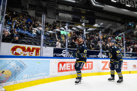 Södertäljes Nolan Stevens och Miikka Pitkänen tackar