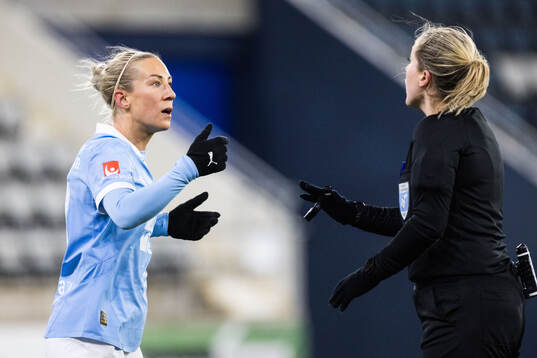 Malmö FFs Mia Persson reagerar mot domare Cecilia Ekwall