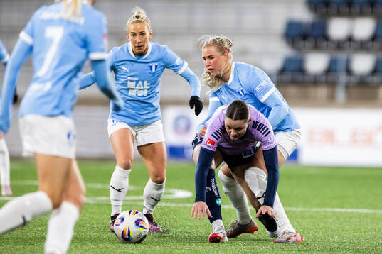 Malmö FFs Mia Persson och Ellen Löfqvist mot Linköpings