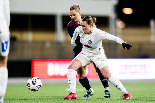 Växjö DFFs Maja Bodin och Rosengårds Emma Jansson