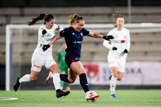 Växjö DFFs Josefin Harrysson och Rosengårds Oona Sevenius