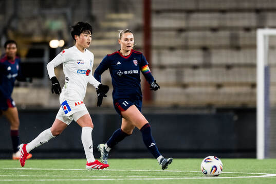 Växjö DFFs Suzu Amano och Rosengårds Emma Jansson