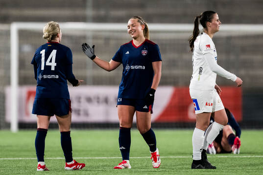 Rosengårds Emilia Larsson och Oona Sevenius jublar och