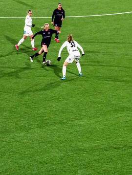 Rosengårds Emma Pennsäter mot Växjö DFFs Elin Nilsson
