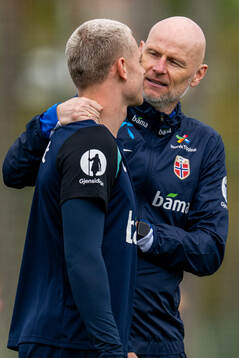 Julian Ryerson and Ståle Solbakken, head coach of the