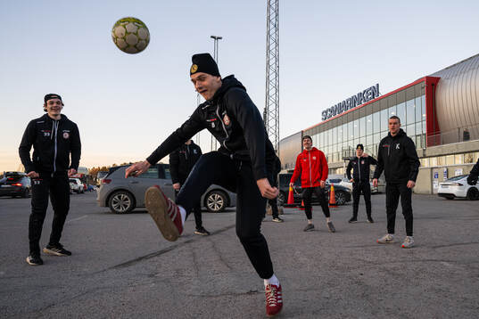 Kalmars spelare värmer upp med fotboll utanför