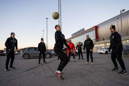 Kalmars spelare värmer upp med fotboll utanför