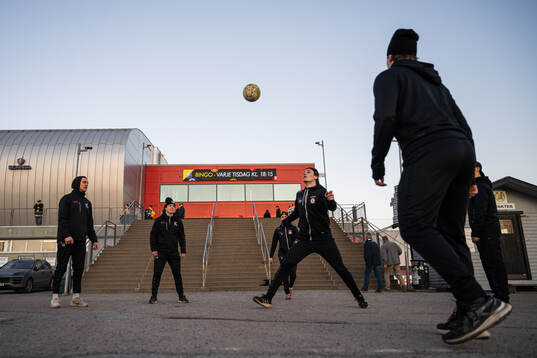 Kalmars spelare värmer upp med fotboll utanför