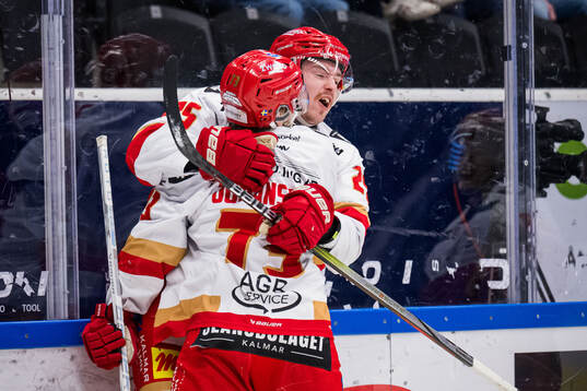 Kalmars Joel Svensson jublar med Valdemar Johansson