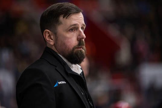 Kalmars huvudtränare Viktor Tuurala deppar