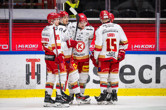 Kalmars John Dahlström jublar med lagkamrater