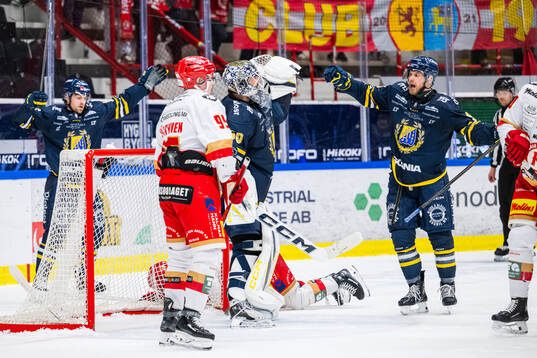 Södertäljes målvakt Frans Tuohimaa jublar med