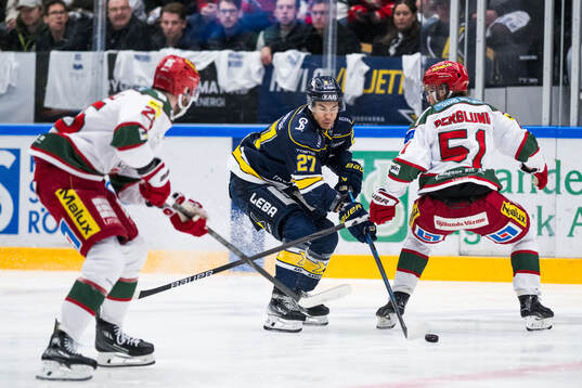 HV71s Jonathan Ang och Modos Victor Berglund