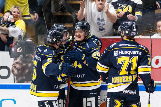 HV71s Tommi Tikka jublar med lagkamrater