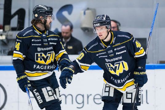 HV71s Sean Day jublar med Oskar Stål-Lyrenäs