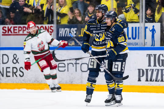 HV71s Joona Luoto och Andre Petersson jublar