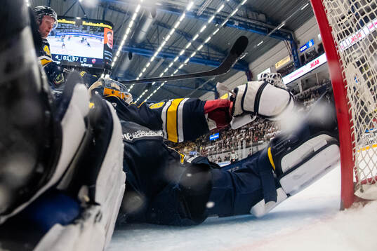 HV71s målvakt Frederik Dichow med en räddning