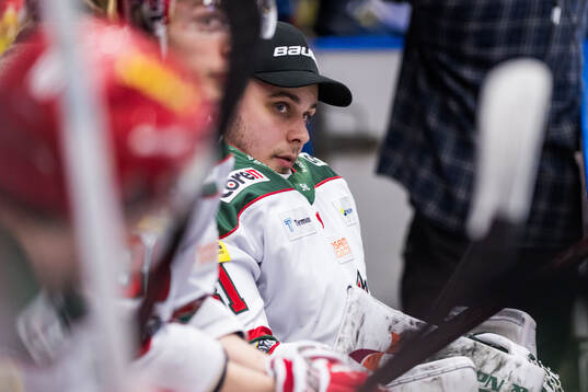 Modos målvakt Olle Eriksson Ek deppar