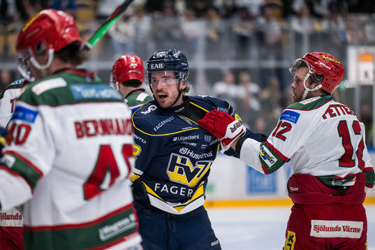 HV71s Oscar Engsund och Modos Oscar Pettersson