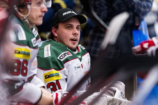 Modos målvakt Olle Eriksson Ek reagerar