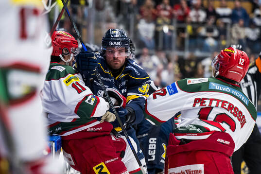 Modos Alexander True och Oscar Pettersson mot HV71s Oscar