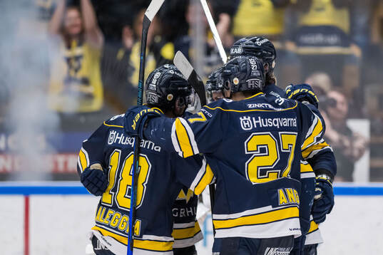 HV71s Tanner Kero jublar med Joseph Laleggia och Jonathan