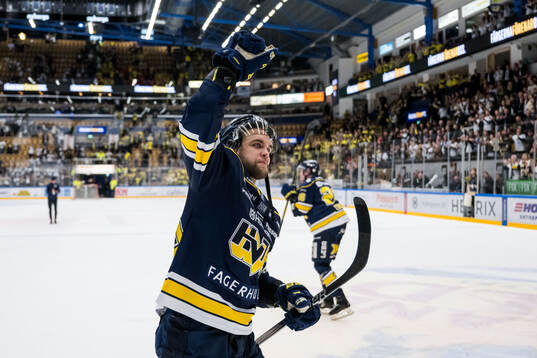HV71s Joona Luoto jublar