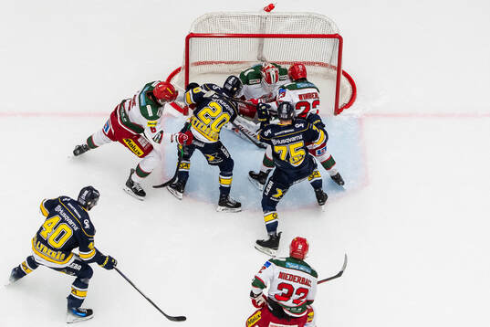 HV71s Andre Petersson gör 3-0 bakom Modos målvakt Lassi