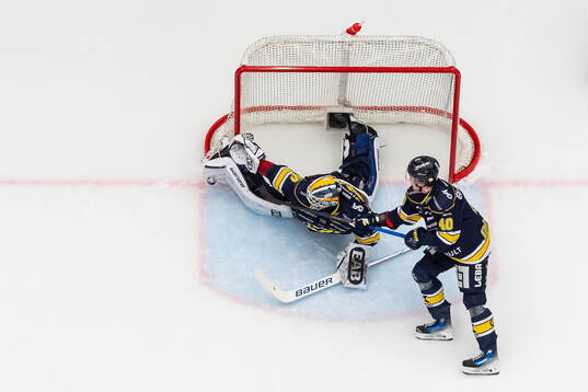 HV71s målvakt Frederik Dichow med en räddning