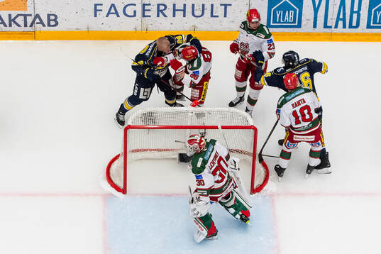 HV71s Tommi Tikka i fajt med Modos Lukas Jasek