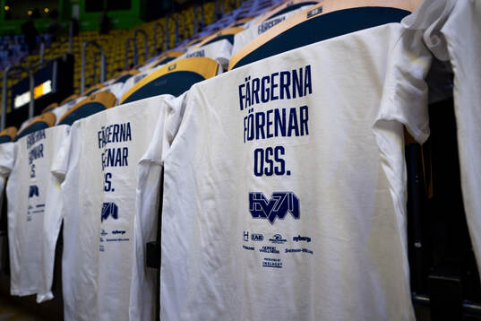 T-shirts på stolar på läktaren