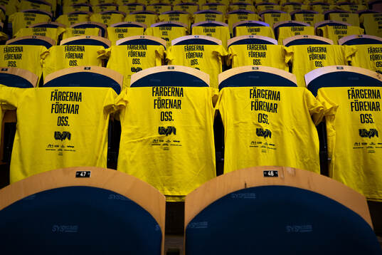 T-shirts på stolar på läktaren