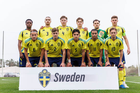 The starting eleven of Norway pose for a team photo