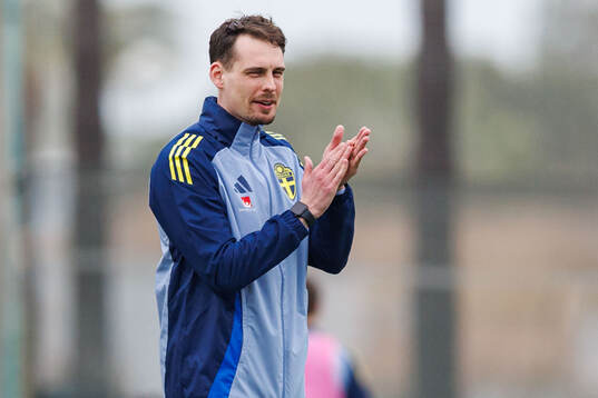 Head coach Daniel Bäckström of Sweden