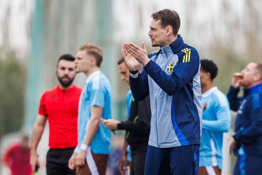 Head coach Daniel Bäckström of Sweden