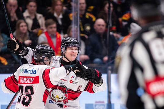 Malmö Redhawks Lassi Thomson och Fredrik Händemark jublar