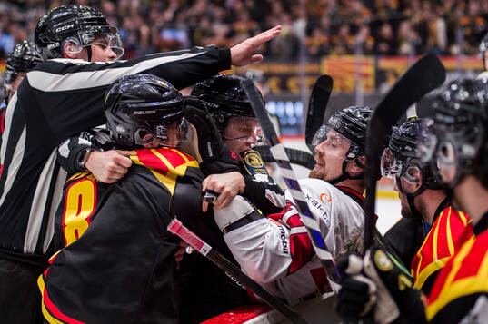 Brynäs Bobby Trivigno och Malmö Redhawks Johan Ivarsson
