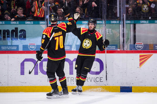 Brynäs Miks Indrasis och Tyler Vesel jublar