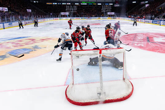 Luleås Pontus Andreasson gör 2-0 bakom Växjös målvakt