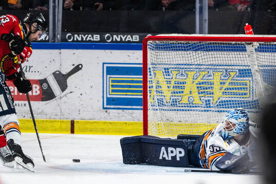 Luleås Albin Lundin gör 1-0 bakom Växjös målvakt Emil