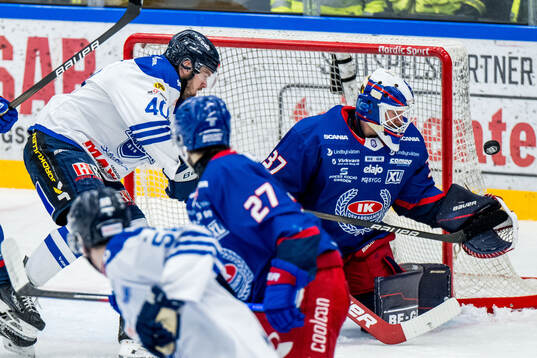 Karlskogas Kalle Jellvert och Oskarshamns målvakt Evan