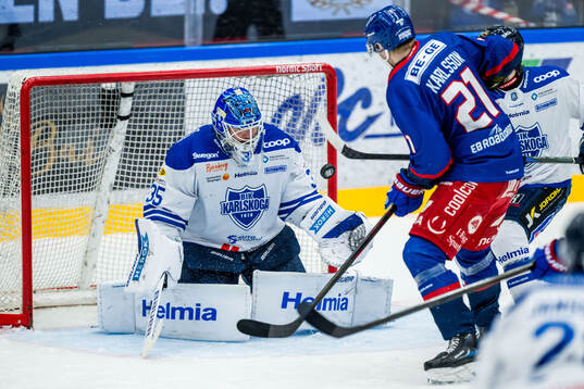 Karlskogas målvakt Lars Volden och Oskarshamns Hampus