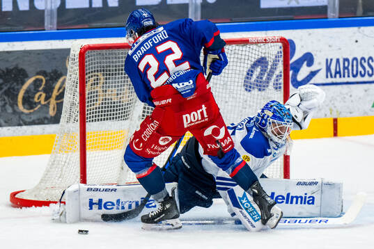 Oskarshamns Erik Reed Bradford och Karlskogas målvakt Lars