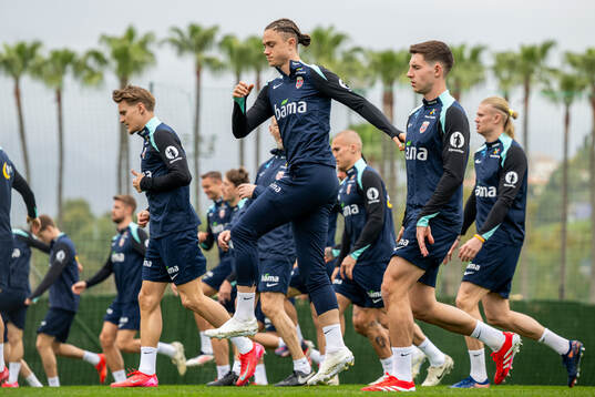 Thelo Aasgaard, Lasse Berg Johnsen and players of the