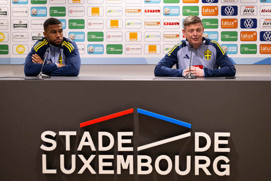 Isak Hien and head coach Jon Dahl Tomasson of the Swedish