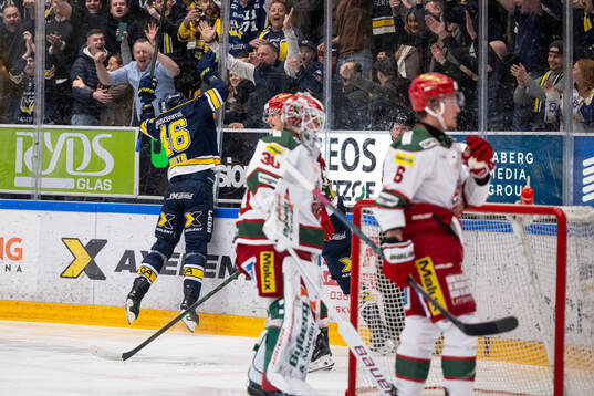 HV71s Joona Luoto jublar