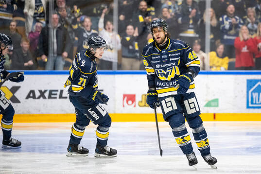 HV71s Joona Luoto jublar