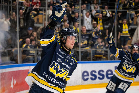HV71s Oskar Stål-Lyrenäs jublar